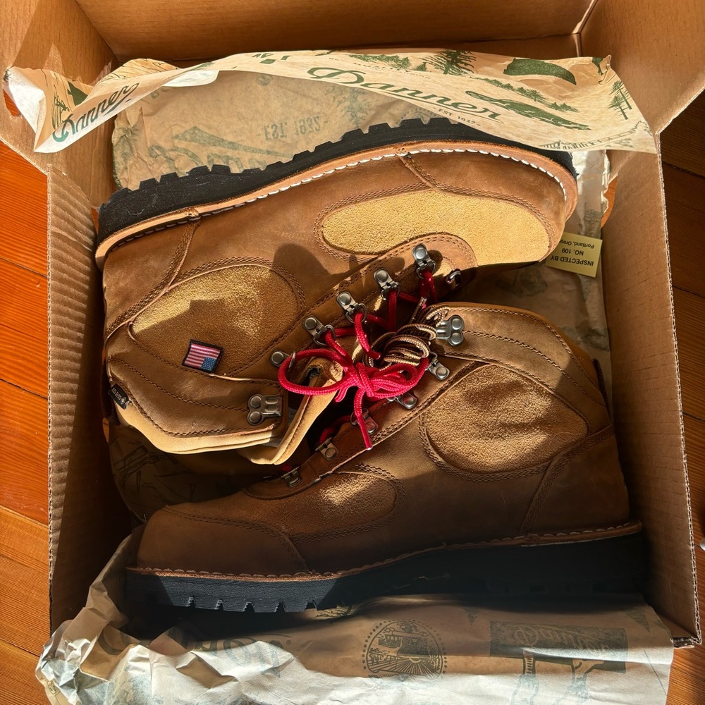 Danner Cascade Crest brand new boots